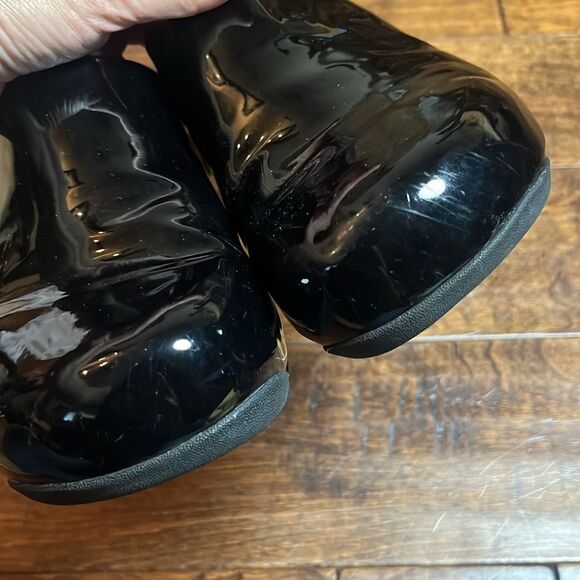 Fitflop Black Patent Leather SHUV Leather Clogs, size 9 - Picture 5 of 8